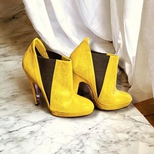 Women's Yellow Metallic ankle boots. Size 7.5